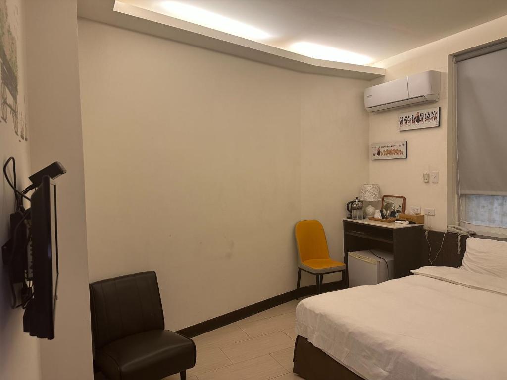 A bed or beds in a room at Tilon Hotel