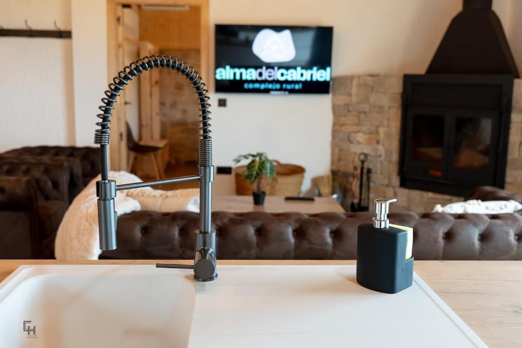 El HerrumblarにあるCasa Moluengo - Alma del Cabrielのキッチンカウンター(シンク付きのキッチンシンク付)