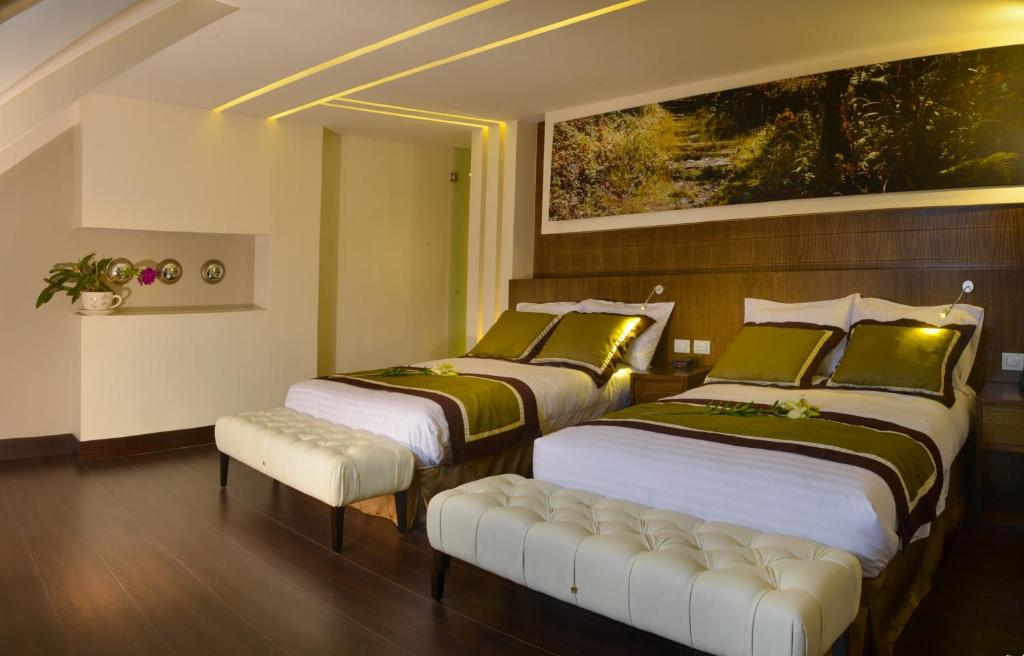1 dormitorio con 2 camas y sofá en Oro Verde Loja, en Loja