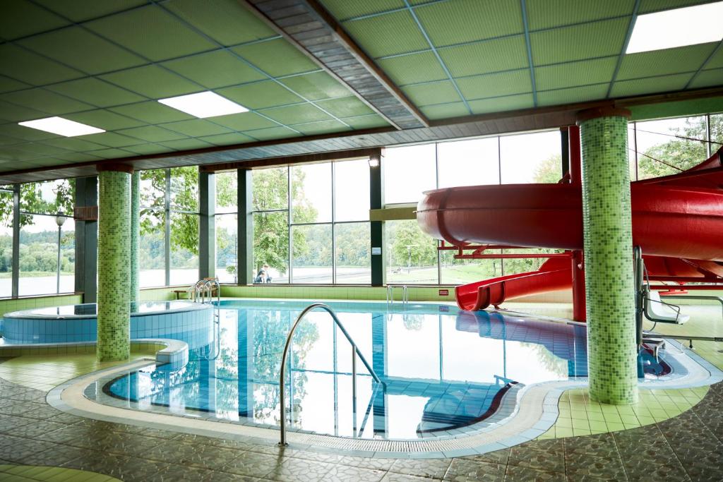 Bazén v ubytování Domus Hotel nebo v jeho okolí