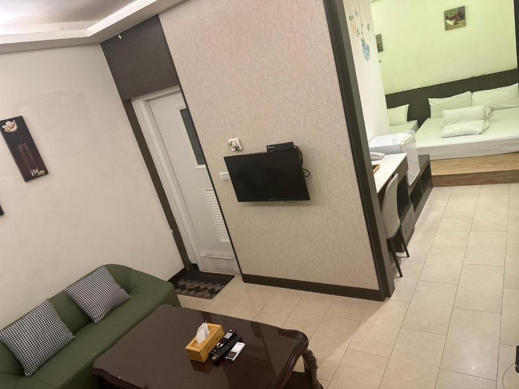 A television and/or entertainment centre at Tilon Hotel
