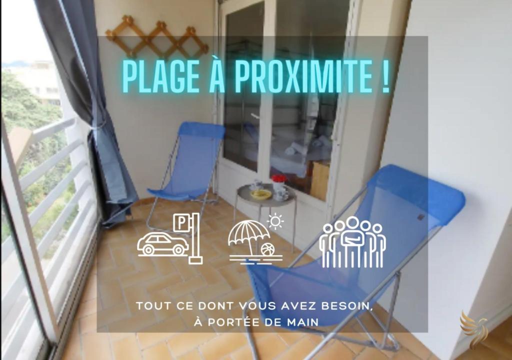 une photo d'un balcon avec deux chaises et un parasol dans l'établissement T2 Le Saule Perché, 5p, beach 500m, terrace, park, à Fréjus