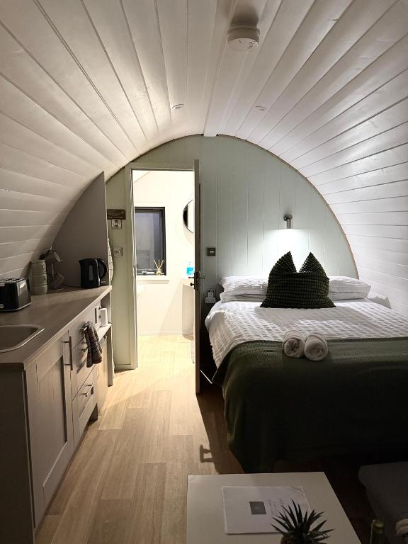 Postel nebo postele na pokoji v ubytování The Garden Pod with Private Hot Tub