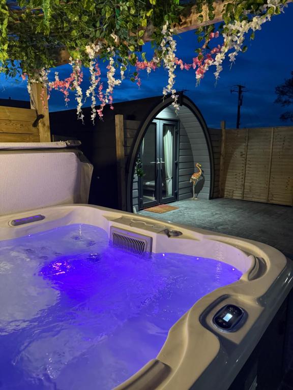 Bazén v ubytování The Garden Pod with Private Hot Tub nebo v jeho okolí