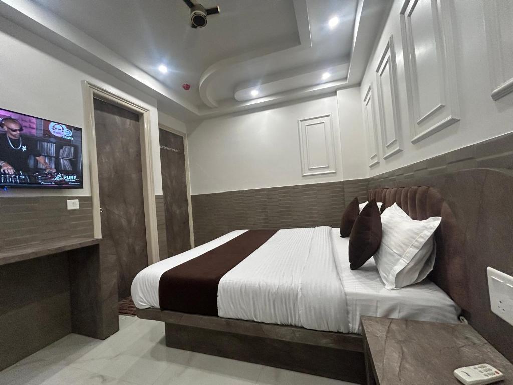Postel nebo postele na pokoji v ubytování Hotel Shree Guru Couple friendly At New Delhi Railway Station