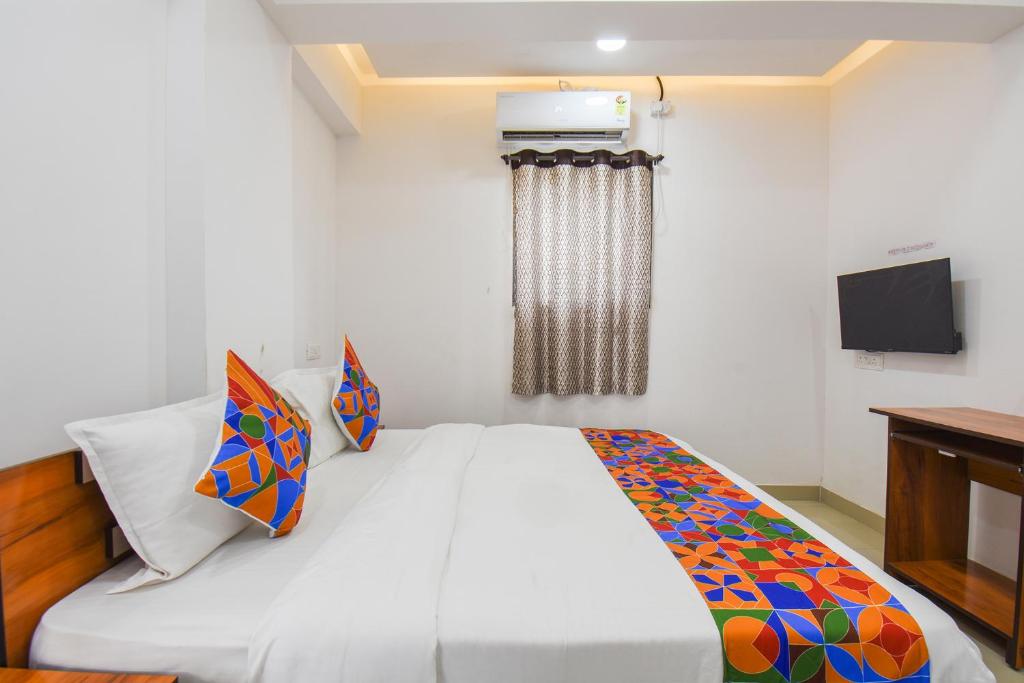 Postel nebo postele na pokoji v ubytování FabHotel Keshava Executive - Nr Mahadji Shinde Chhatri
