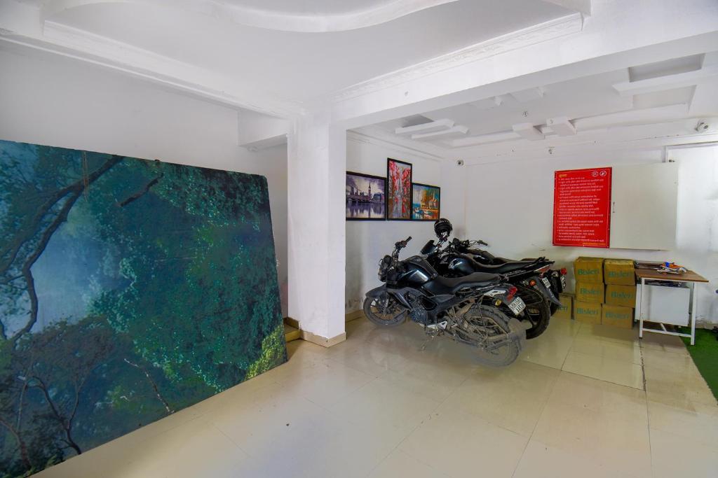 TV a/nebo společenská místnost v ubytování FabHotel Keshava Executive - Nr Mahadji Shinde Chhatri
