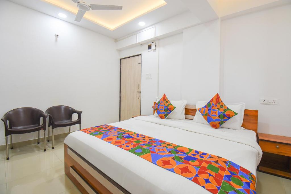 Postel nebo postele na pokoji v ubytování FabHotel Keshava Executive - Nr Mahadji Shinde Chhatri