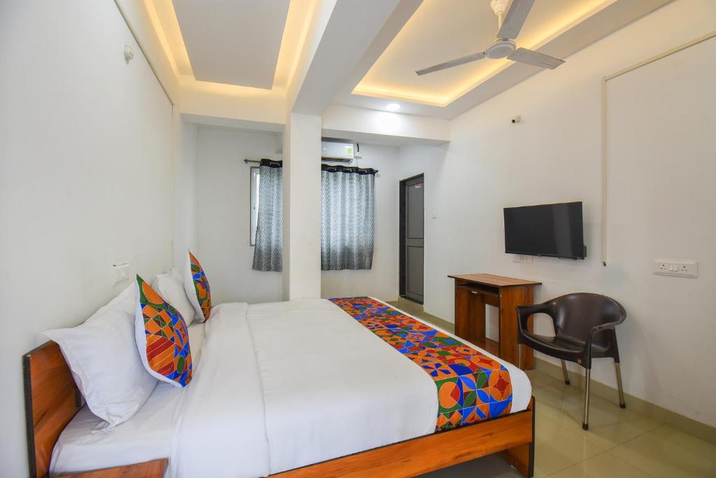Postel nebo postele na pokoji v ubytování FabHotel Keshava Executive - Nr Mahadji Shinde Chhatri