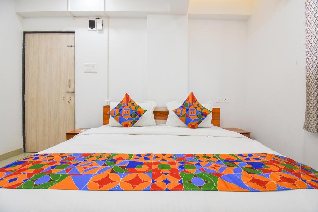 Postel nebo postele na pokoji v ubytování FabHotel Keshava Executive - Nr Mahadji Shinde Chhatri