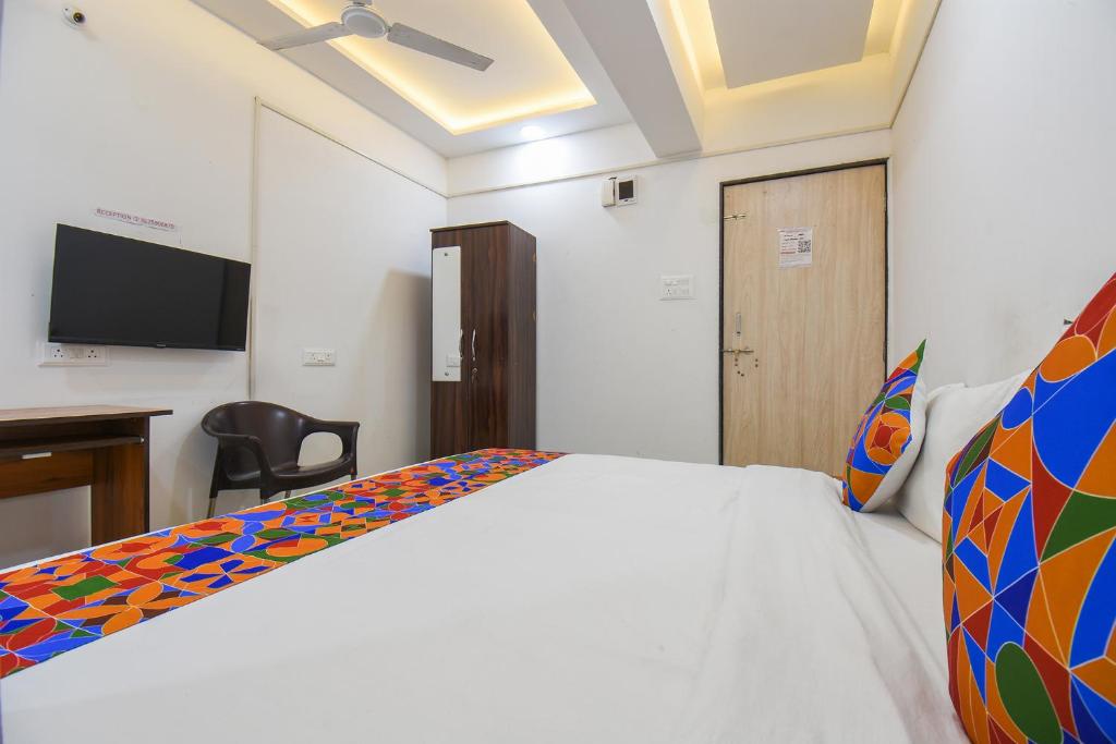 Postel nebo postele na pokoji v ubytování FabHotel Keshava Executive - Nr Mahadji Shinde Chhatri