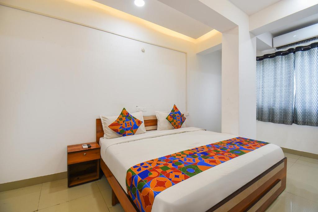 Postel nebo postele na pokoji v ubytování FabHotel Keshava Executive - Nr Mahadji Shinde Chhatri