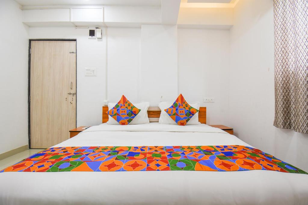 Postel nebo postele na pokoji v ubytování FabHotel Keshava Executive - Nr Mahadji Shinde Chhatri