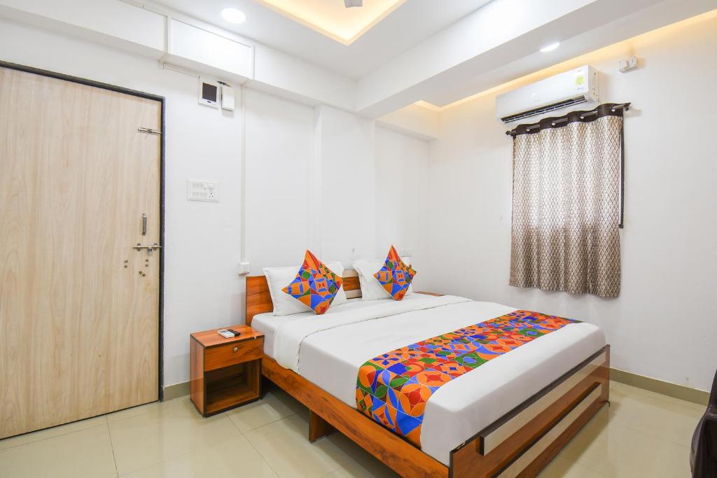 Postel nebo postele na pokoji v ubytování FabHotel Keshava Executive - Nr Mahadji Shinde Chhatri