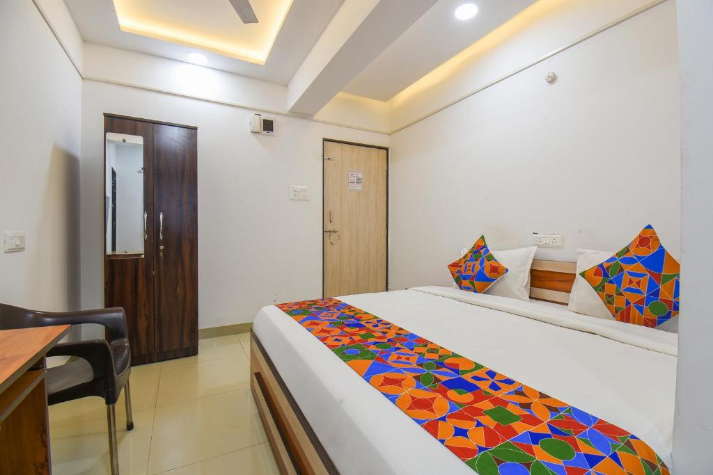 Postel nebo postele na pokoji v ubytování FabHotel Keshava Executive - Nr Mahadji Shinde Chhatri