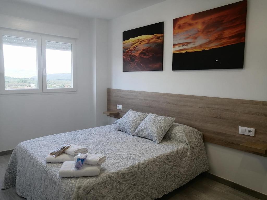 A bed or beds in a room at Gegant de Pedra Apartaments