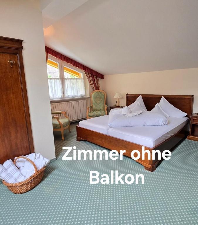Postel nebo postele na pokoji v ubytování Landhaus Hotel Kristall
