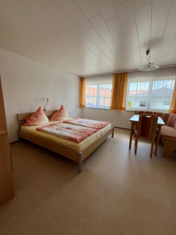 Postel nebo postele na pokoji v ubytování Gästehaus Jedinger