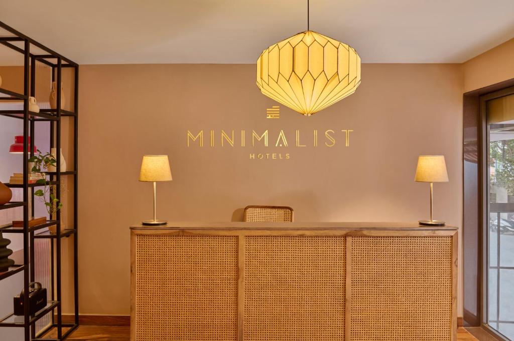 תעודה, פרס, שלט או מסמך אחר המוצג ב-Minimalist - The Varanasi Edit
