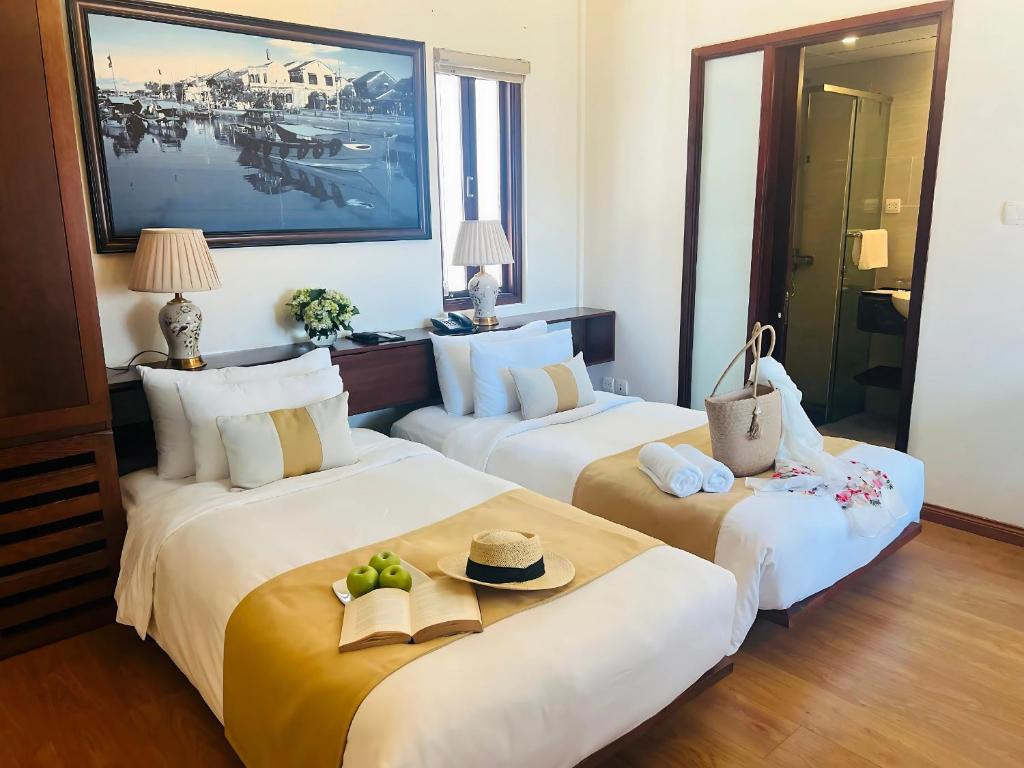 Postel nebo postele na pokoji v ubytování Happy Life Memories Hoi An Hotel & Spa
