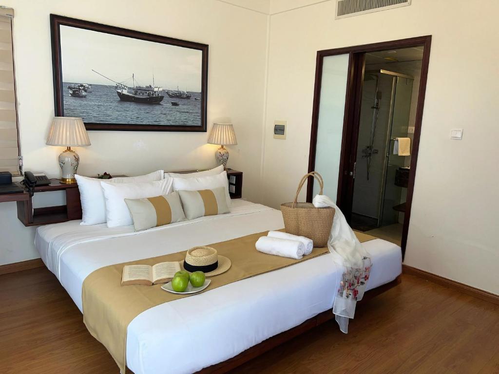 Postel nebo postele na pokoji v ubytování Happy Life Memories Hoi An Hotel & Spa