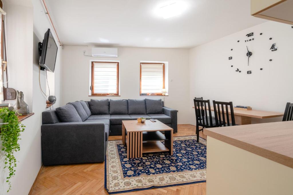 ein Wohnzimmer mit Sofa und Tisch in der Unterkunft Quiet Apartments with FREE PARKING in Sarajevo