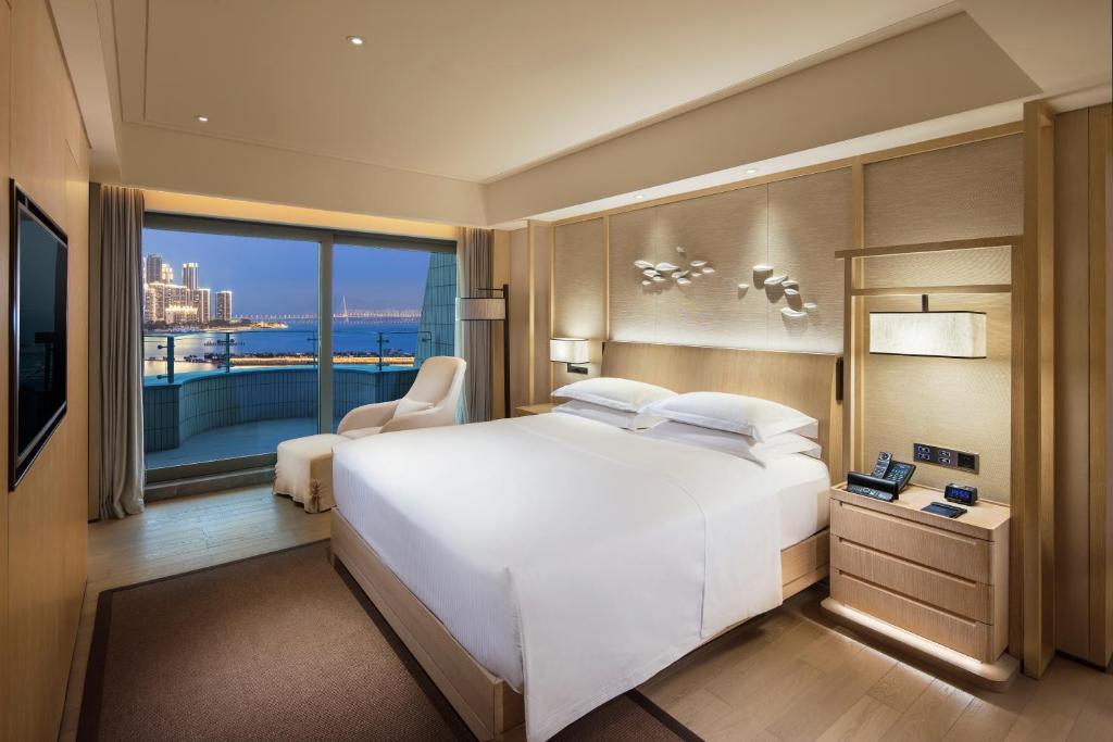 Postel nebo postele na pokoji v ubytování Hilton Shenzhen Shekou Nanhai