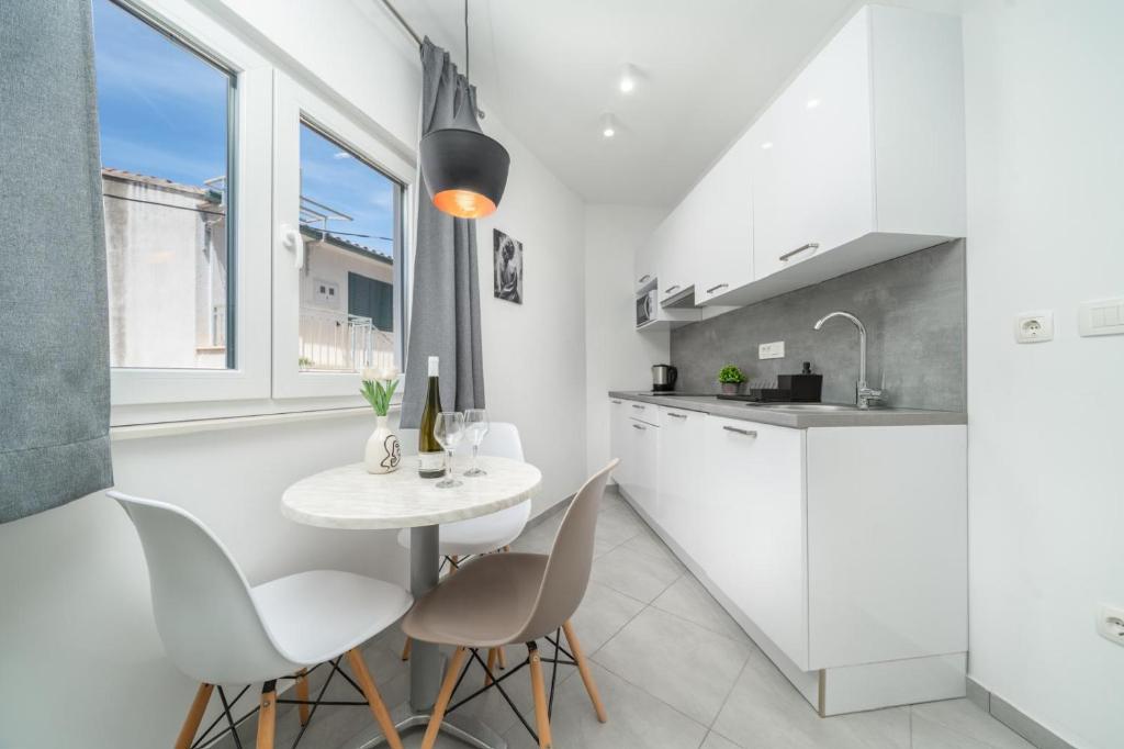 Kuchyň nebo kuchyňský kout v ubytování Apartmani Miranda