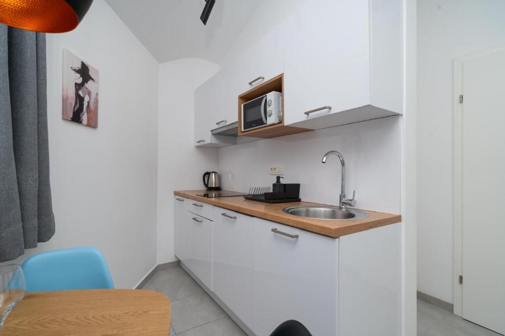Kuchyň nebo kuchyňský kout v ubytování Apartmani Miranda