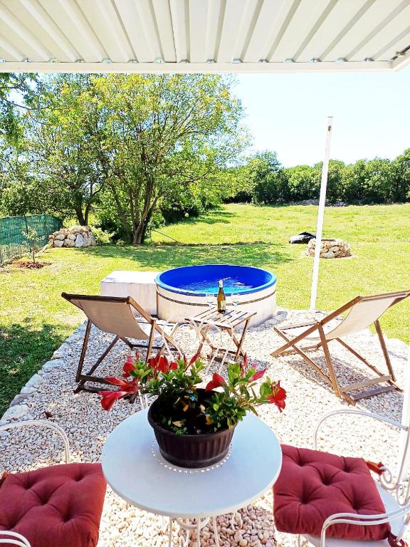 Zahrada ubytování Glamping Mountain Paredise, Old Town Bar 6km, WiFi