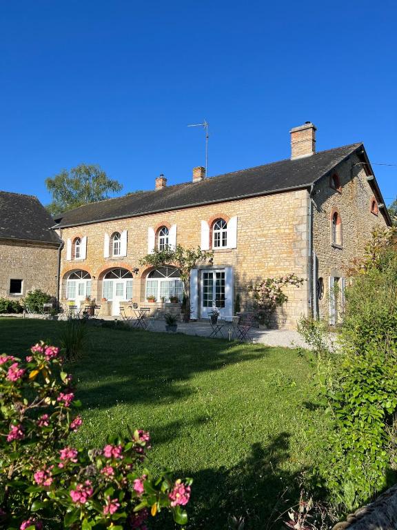 Photo de la galerie de l'établissement Grande maison à la campagne avec piscine, à Arçonnay