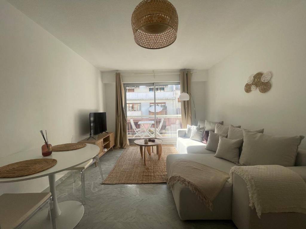un salon avec un canapé et une table dans l'établissement apppartement avec terrasse - 2 à 4 personnes, à Nice
