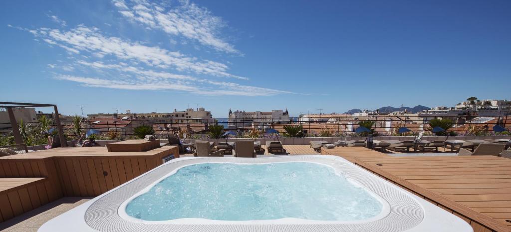 a hot tub on top of a balcony with a view at Best Western Premier Le Patio des Artistes Wellness Jacuzzi in Cannes