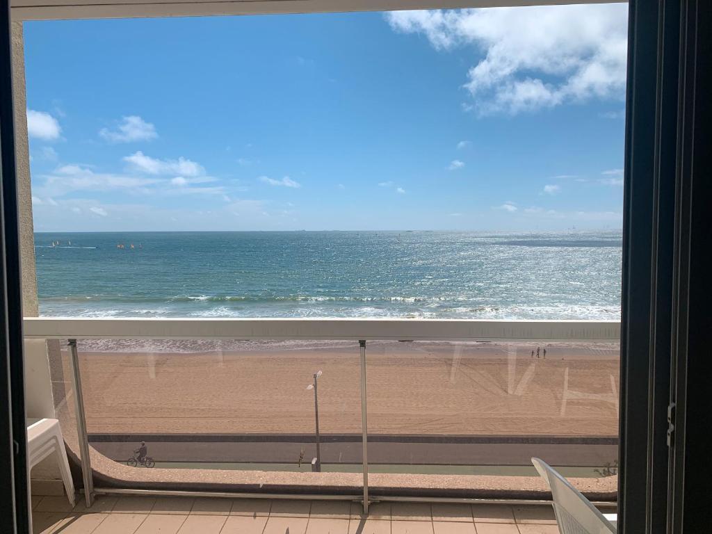 - une vue sur l'océan depuis la fenêtre d'une plage dans l'établissement La Baule, T3 Les Pieds Dans L’océan, à La Baule-les-Pins