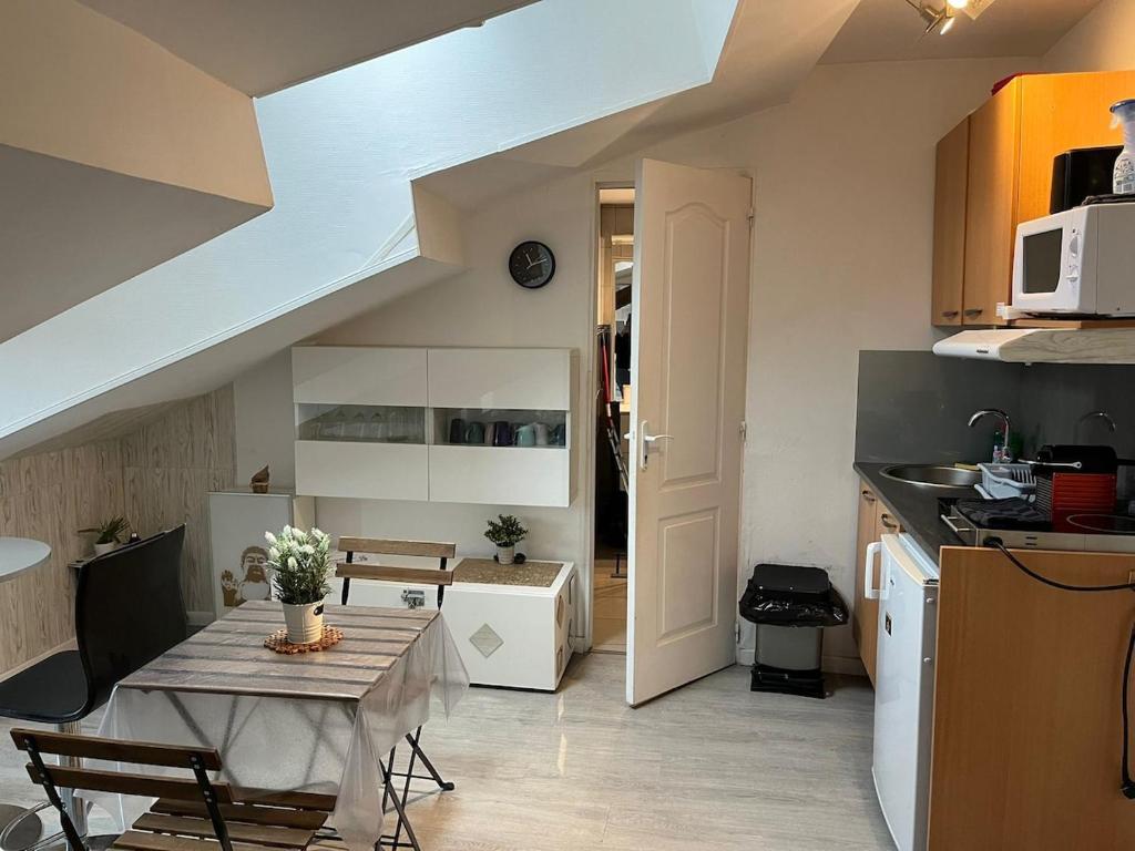 - une cuisine et une salle à manger avec une table dans l'établissement Charming studio near Sanctuary, à Lourdes