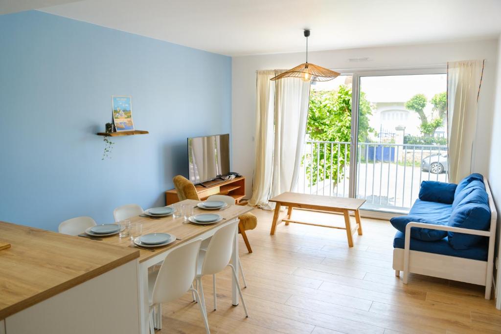 une cuisine et un salon avec une table et des chaises dans l'établissement Appartement neuf proche mer, à Jullouville