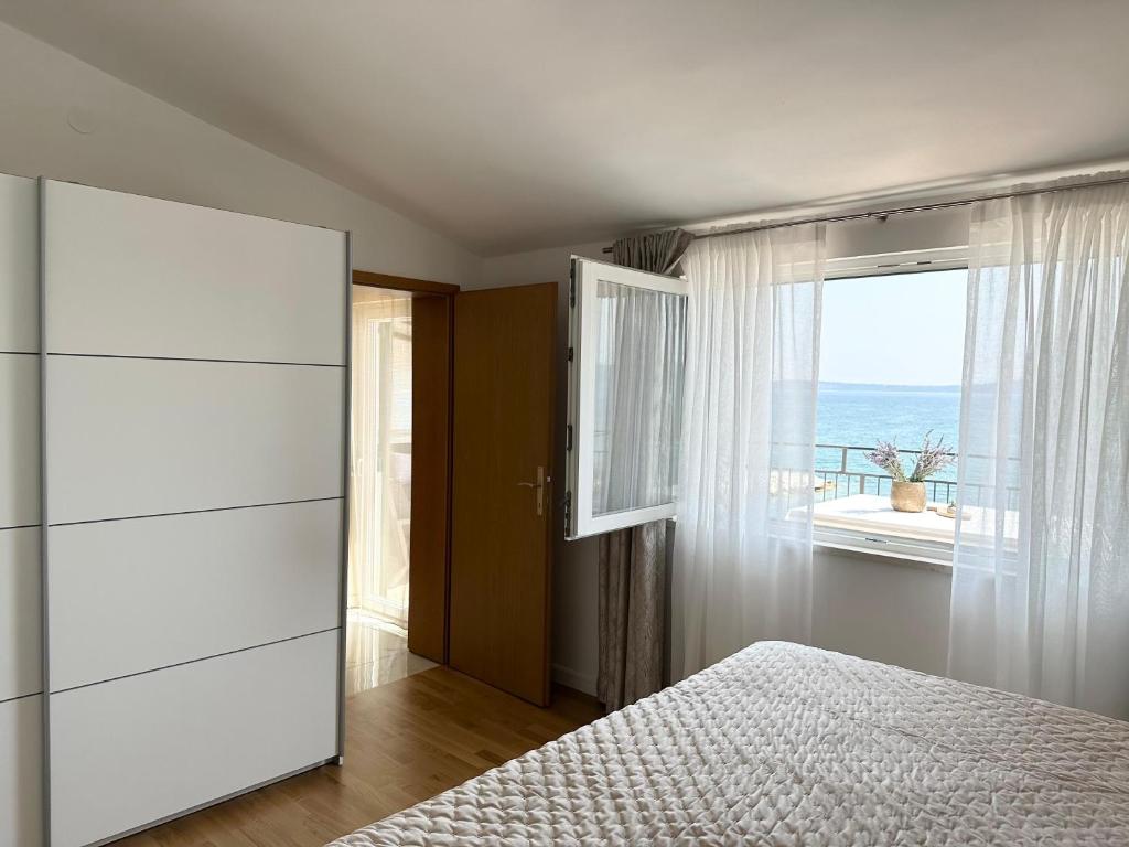 Ένα ή περισσότερα κρεβάτια σε δωμάτιο στο Luxury Pearl Seaside Apartment