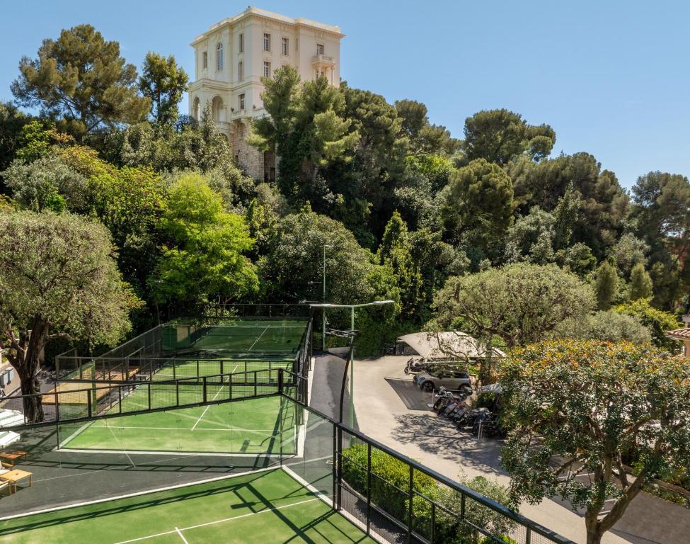 Tenis a/nebo squash v ubytování Monte-Carlo Beach nebo okolí
