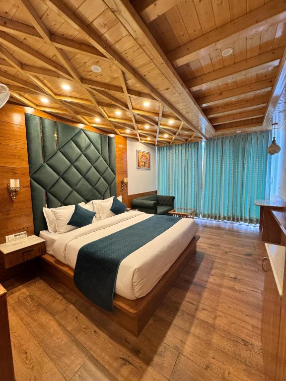 Postel nebo postele na pokoji v ubytování White Season Resort - Mountain View With Premium Rooms # Luxury Stay in Manali