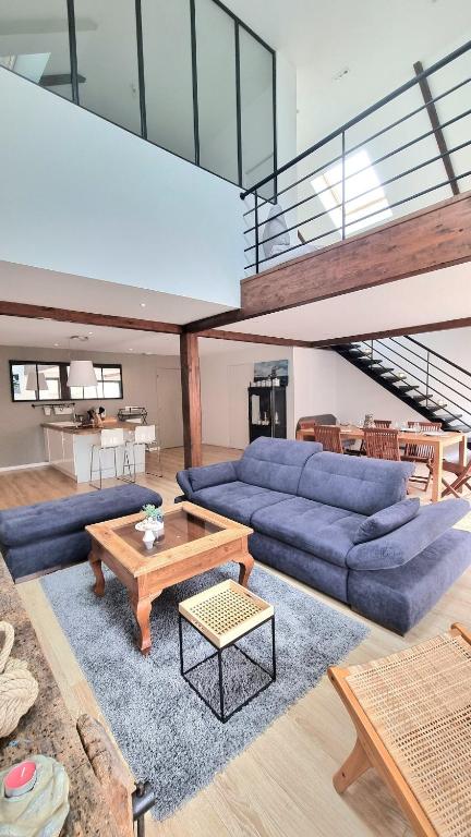 un salon avec des canapés bleus et une table dans l'établissement Avelenn Belle maison de ville avec terrasse, à Concarneau