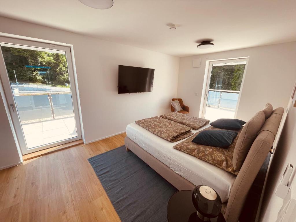 Una cama o camas en una habitación de Luxus-Penthouse mit Whirlpool, risieger Panoramaterrasse & Tischfußball für bis zu 8 Personen