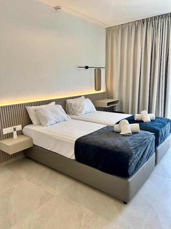 Postel nebo postele na pokoji v ubytování Pigeon Beach Hotel Apartments