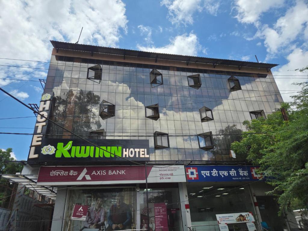 ein Gebäude mit vielen Fenstern darauf in der Unterkunft Hotel Kiwi Inn Reginoal Park in Indore