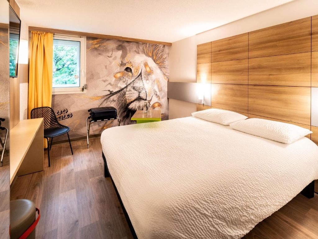 Postel nebo postele na pokoji v ubytování ibis styles Brive Ouest