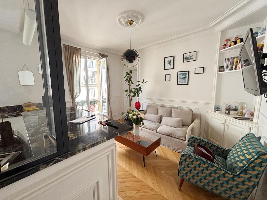 un salon avec un canapé et une table dans l'établissement Casama, à Paris