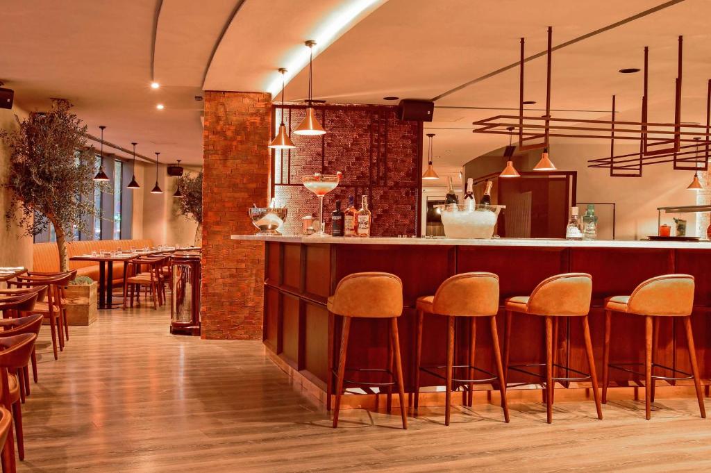 Um restaurante ou outro lugar para comer em Tivoli Oriente Lisboa Hotel