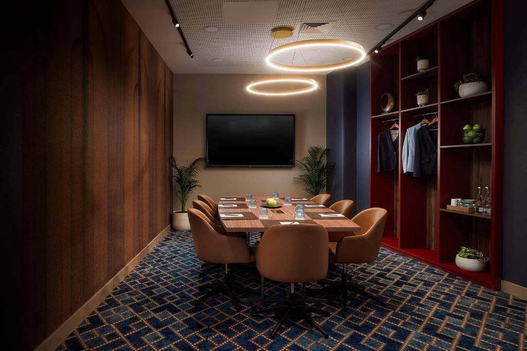 Uma televisão e/ou sistema de entretenimento em Tivoli Oriente Lisboa Hotel
