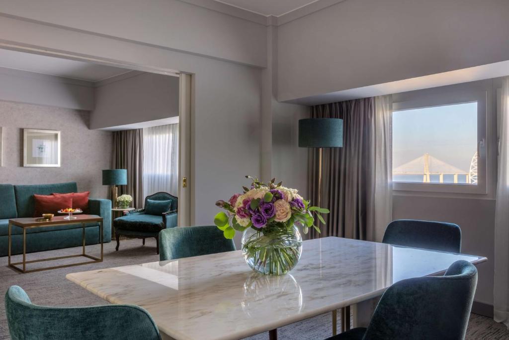 Uma área de estar em Tivoli Oriente Lisboa Hotel