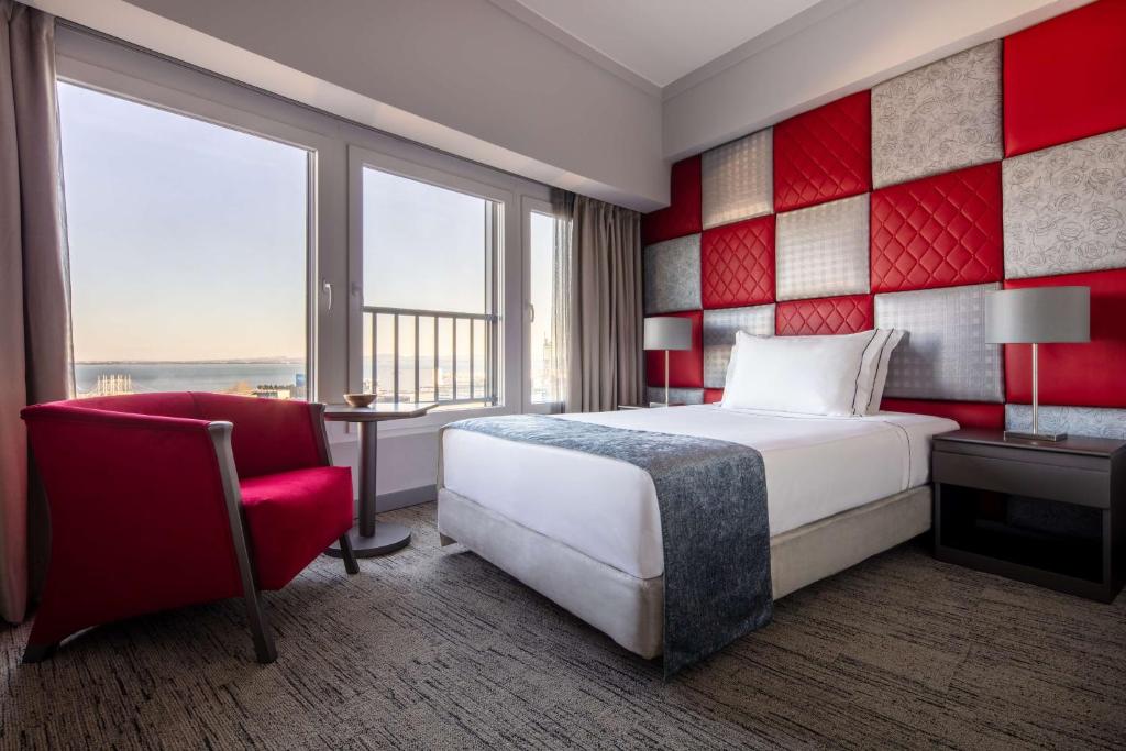 Uma cama ou camas num quarto em Tivoli Oriente Lisboa Hotel