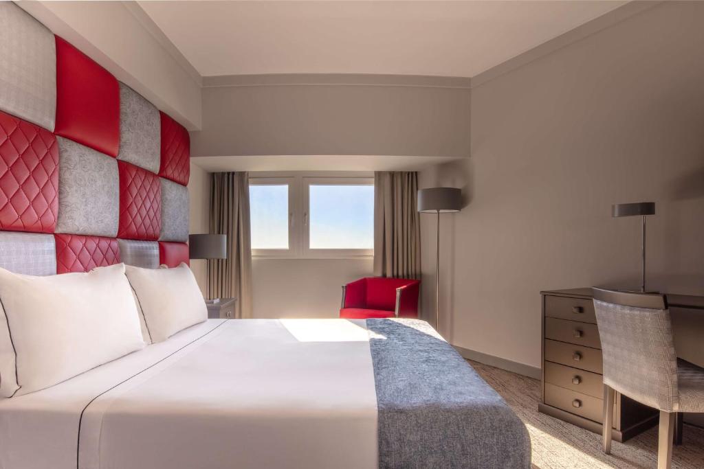 Uma cama ou camas num quarto em Tivoli Oriente Lisboa Hotel